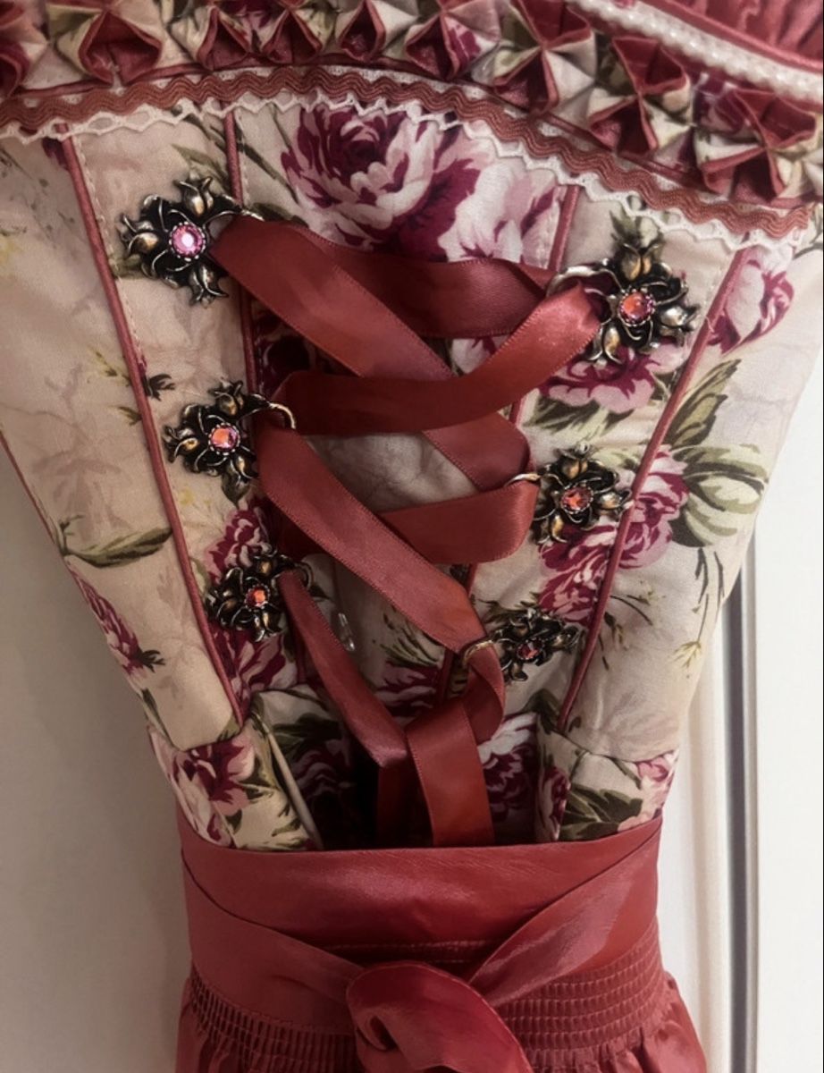 Kostüme: Dirndl Marjo Grösse 32 mit Blumenmuster und Schürze – Neu (gemäss Beschreibung) aus Kloten von mor_m8mp
