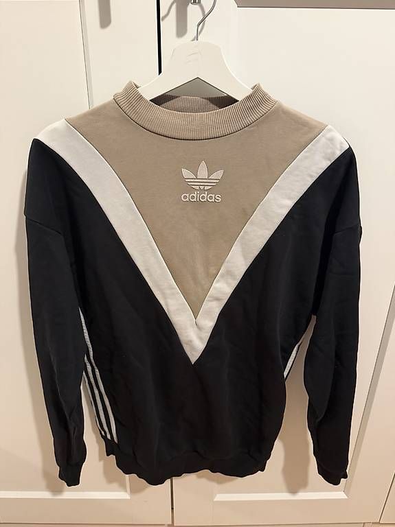 Pullover & Sweatshirts: Adidas Pullover  – Gebraucht aus Zürich von san_7n2l