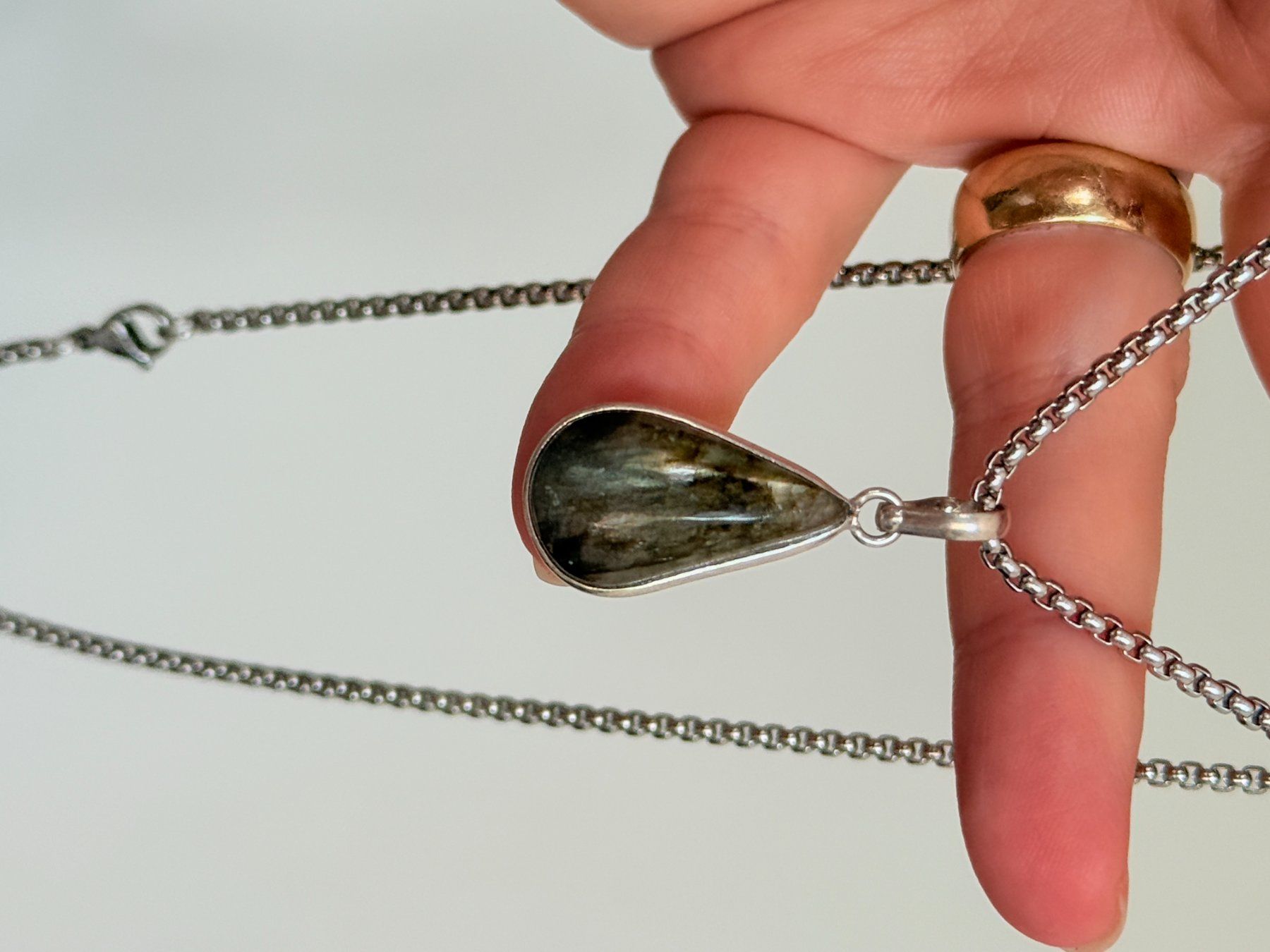Ketten: Fashionable labradorite necklace – Neu und originalverpackt aus Genève von AGBERG 8