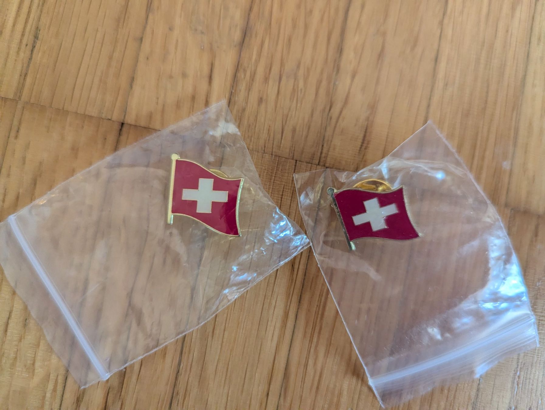 Placchette & Badge: Schweizer Flaggen Pin, Anstecknadel, 2 Stk., Neu – Nuovo e nell'imballaggio originale da JONA venduto da gin_yl55