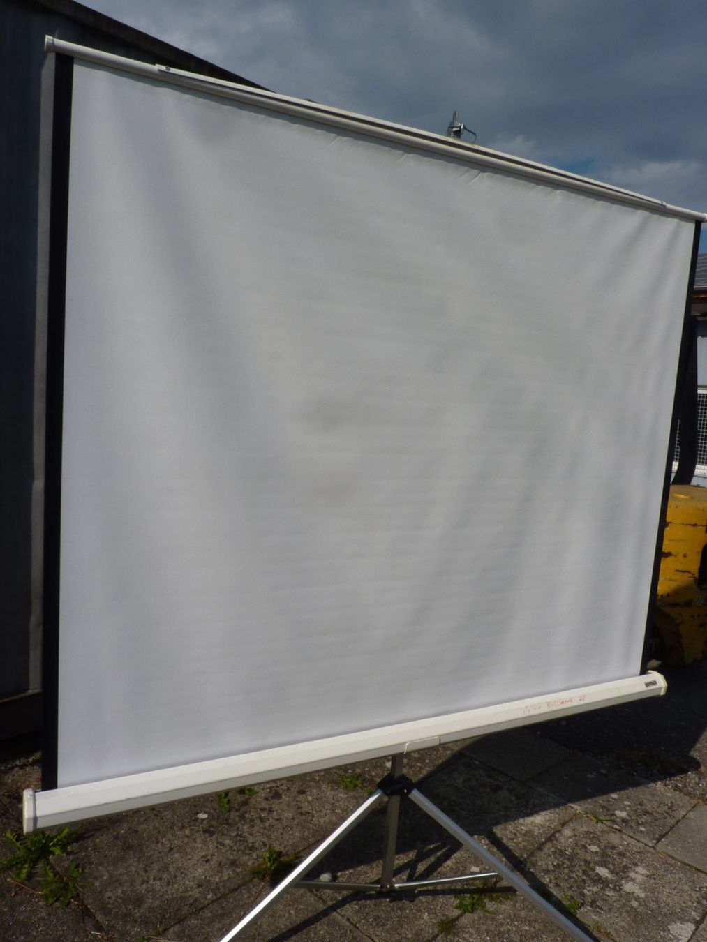 Home Cinema: Leinwand mit Ständer  1.8m x1.8m – Usato da Niederscherli venduto da Zahnd1