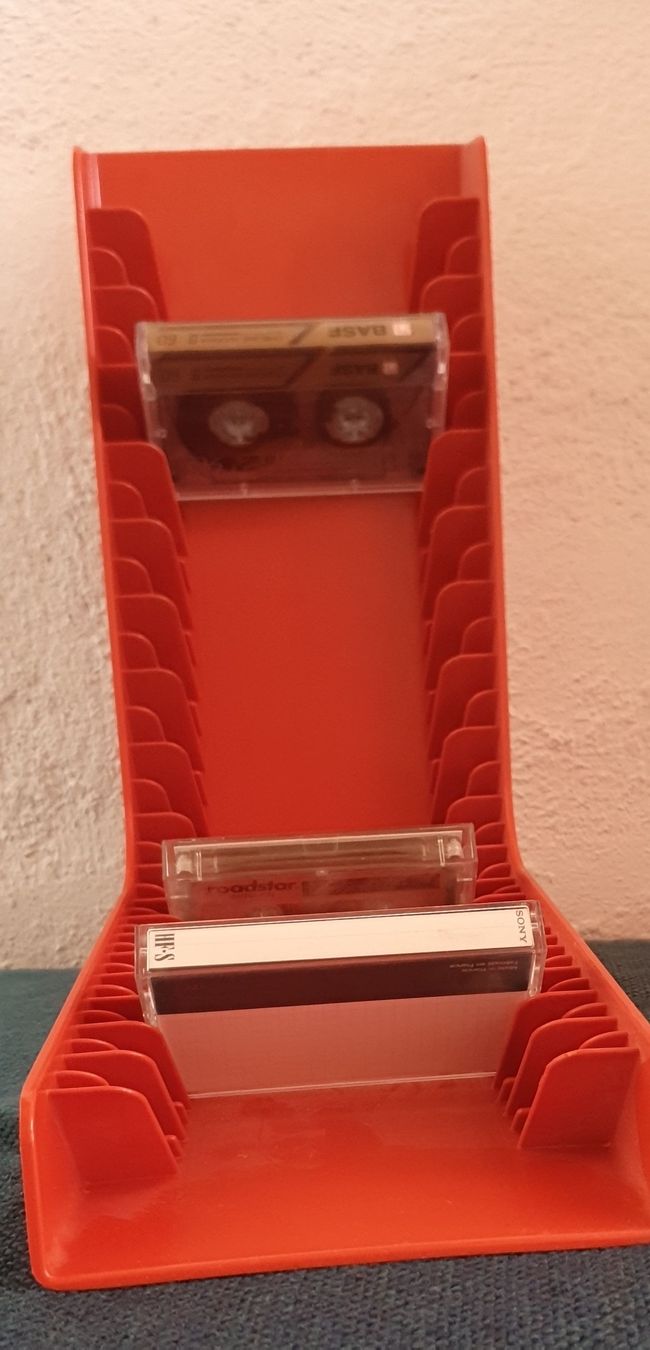 Sonstige Dekorationen & Accessoires: Kassettenständer Orange – Gebraucht aus Meikirch von ern_9pn6