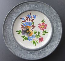 Alter Wandteller Keramik Zinn mit Blumenmotiv, Handbemalt