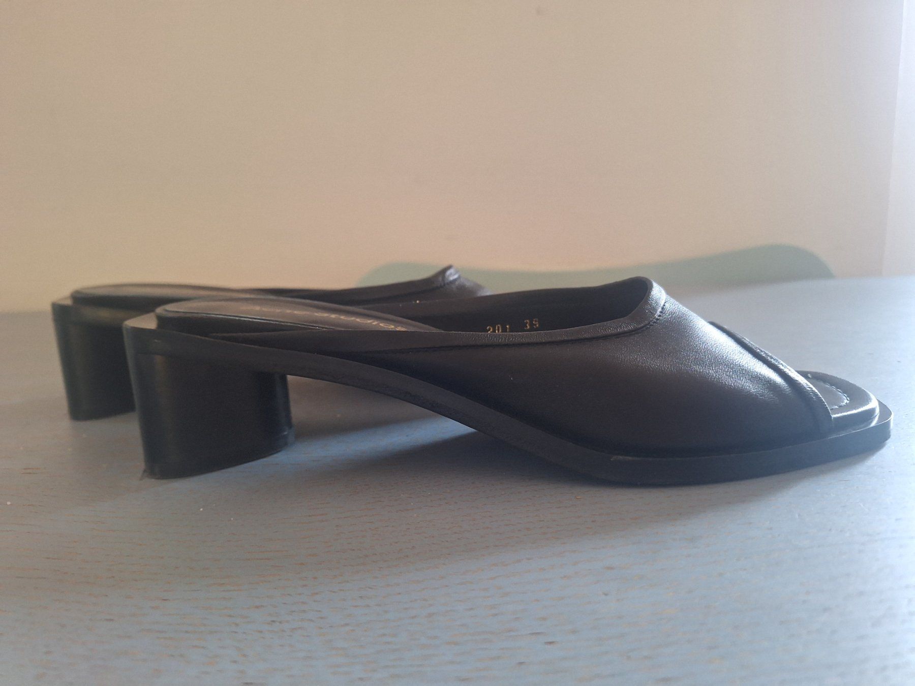 Acne Studios Scarpe da donna: Acne Studios offene Leder-Mules Gr. 39, schwarz – Usato da Zug venduto da BibiB 2