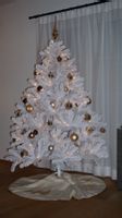 Weisser künstlicher Weihnachtsbaum