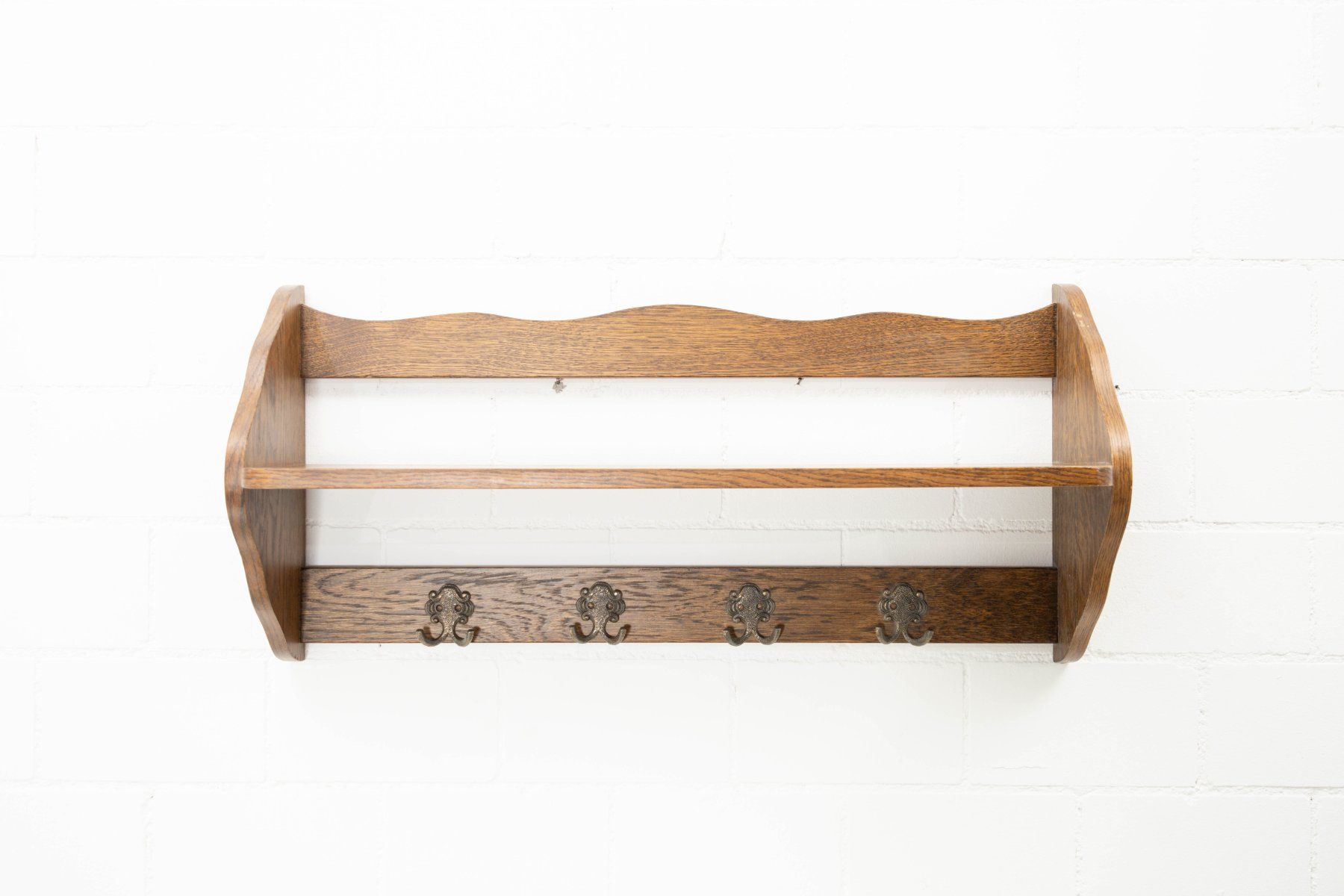 Guardaroba: Wandgarderobe aus Holz mit Regalboden – Usato da Zürich venduto da ZuercherBrockenhaus 1