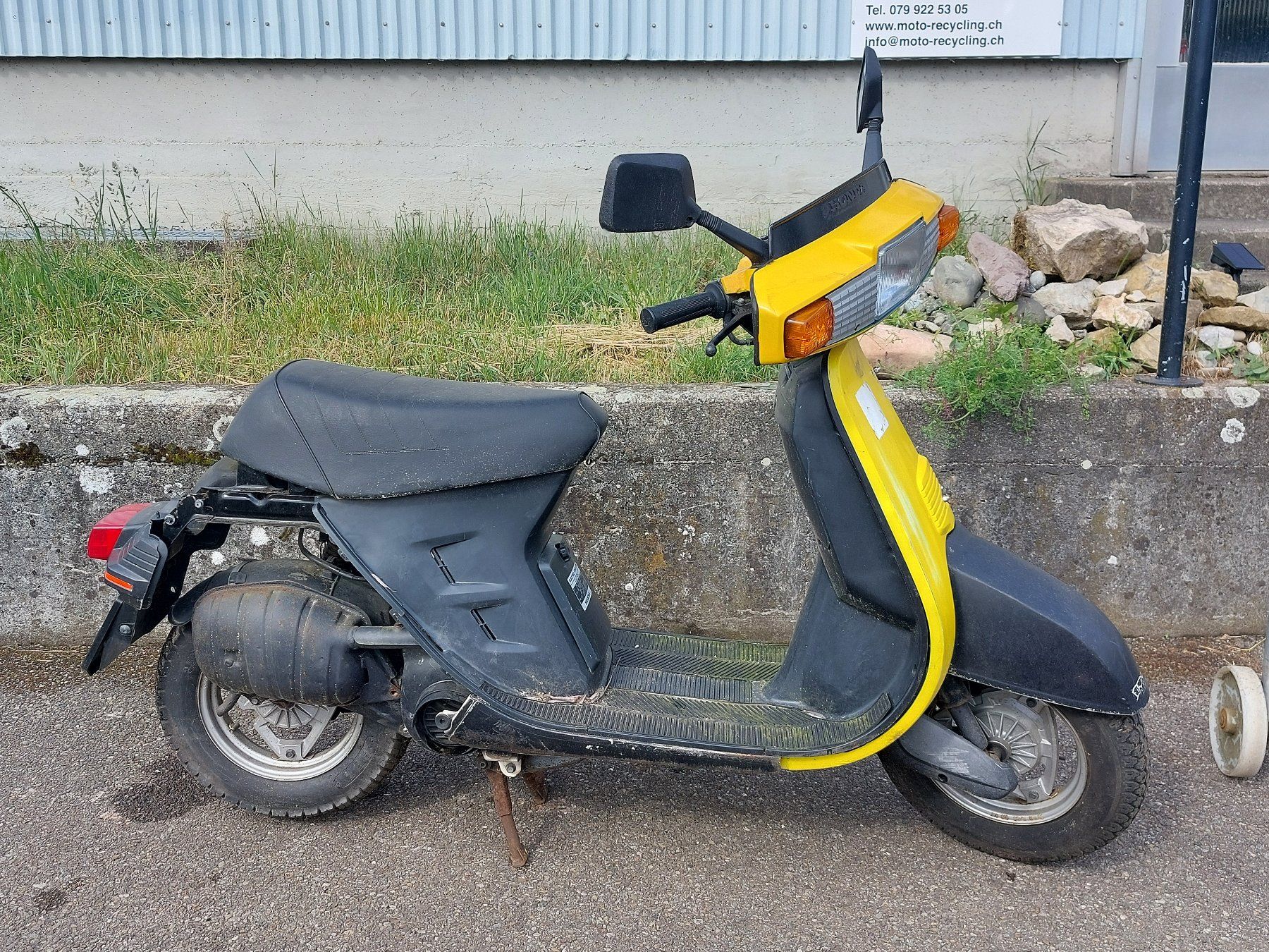 Honda Scooter: Honda Lead 50 Roller zwei Tackt defekt Export – Difettoso da Schleitheim venduto da ZieglerMotoRecycling 3