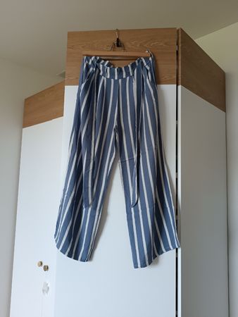 Damen Hose hellblau-weiss gestreift, Grösse XS