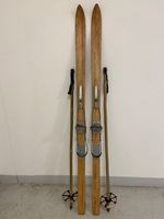 Ski (FA), Holzski von ca. 1960 mit Stöcken