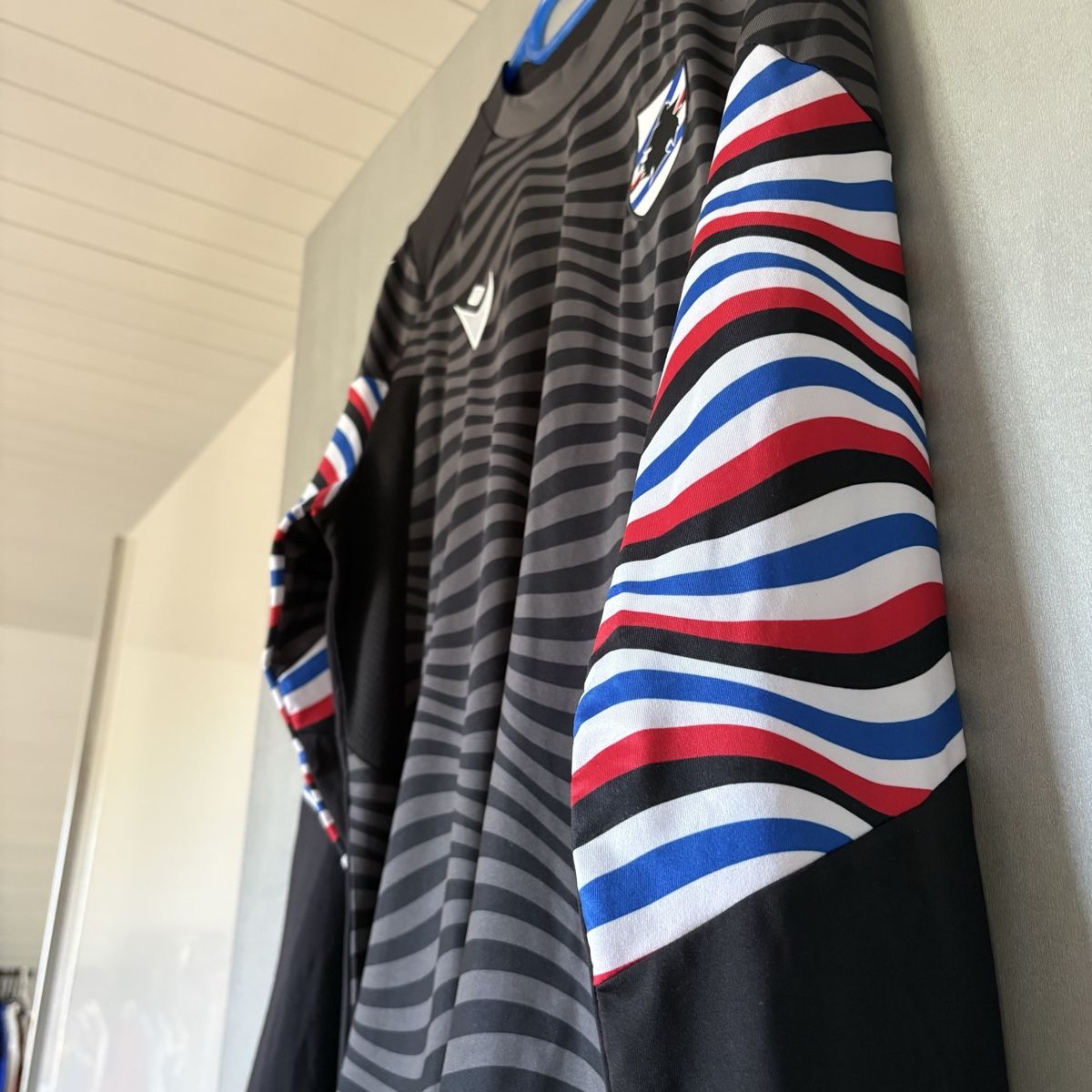 Maillots de corps & Pantalons: Sampdoria Genua Trikot Training Macron – D'occasion à Winterthur par LaBodega 2