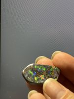 Edelstein: Gem Boulder Opal Brilliant rot-gold-grün