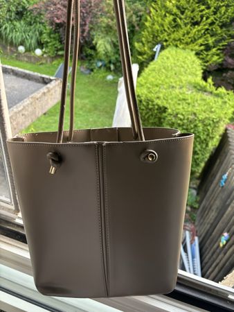 Elegante Handtasche in Taupe – perfekt für den Sommer!