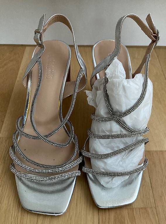 Scarpe da donna: Damen Sandaletten Silber Gr. 38 – Usato da Neuenhof venduto da fiore011