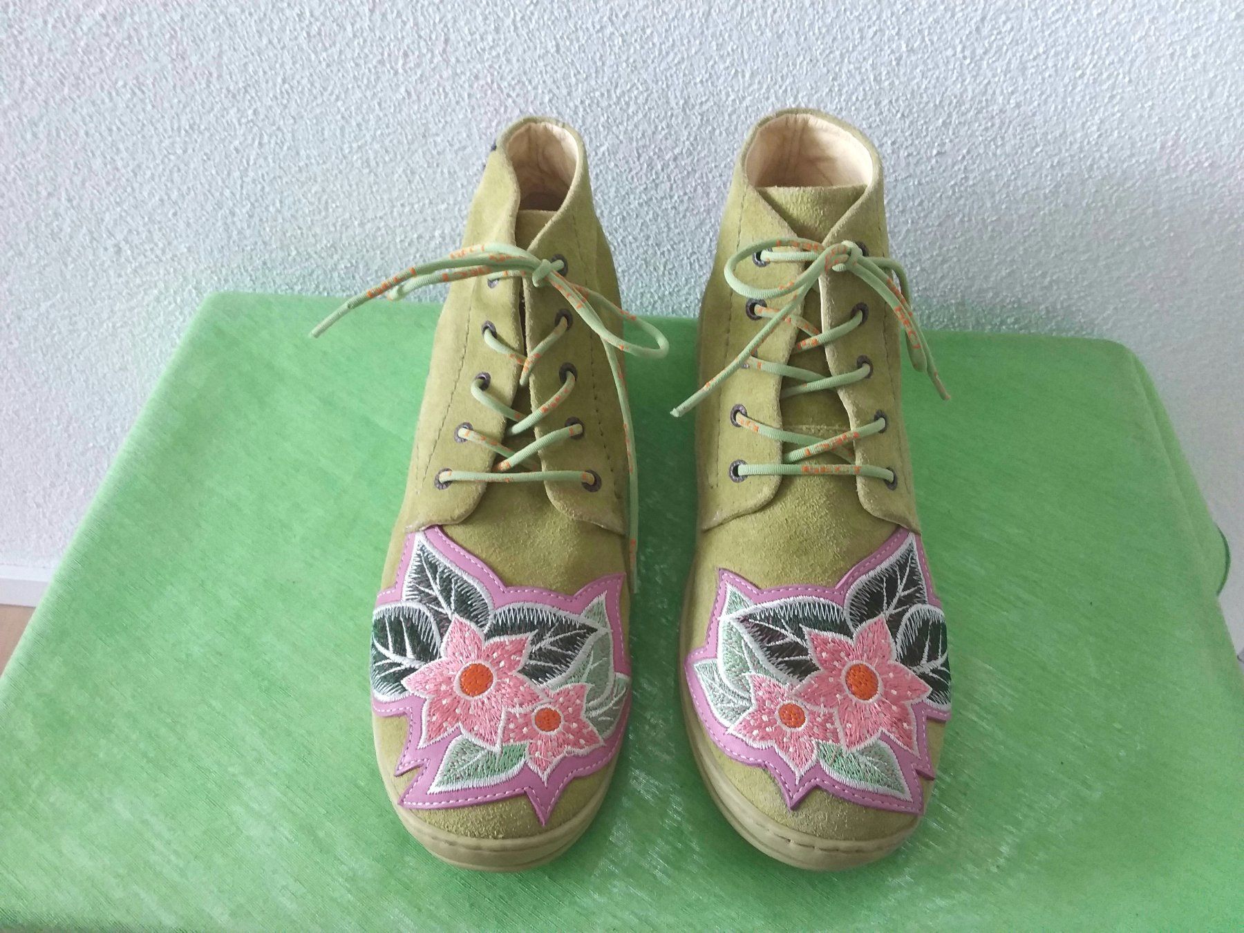 Scarpe da donna: EJECT Wildleder Sneaker "Blumen" Gr 40 – Usato da Uitikon Waldegg venduto da Risibisi7 2