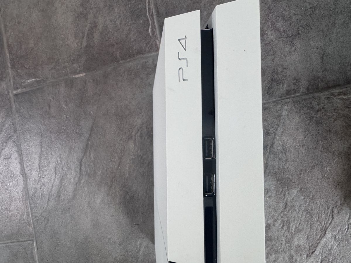 Sony Konsolen: PS4 White 500GB: 2 Controller, Ladestation + 6 Games – Gebraucht aus Dachsen von eli_tm6z 3