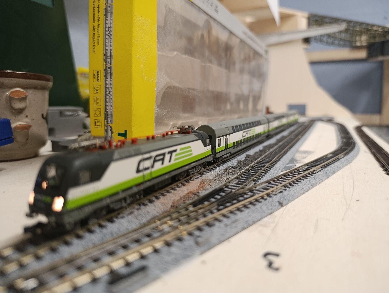 Trix Modelleisenbahnen: ÖBB Set City airport train digital Minitrix – Gebraucht aus Lavey-Village von pas_7xd2 1