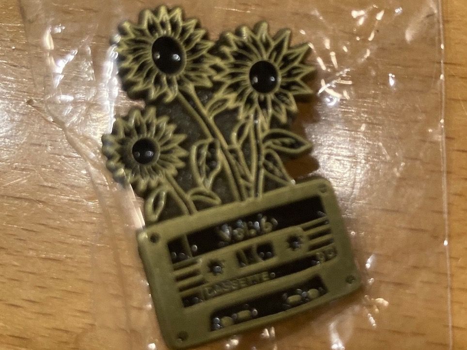 Spille & Fermagli: Harry Styles Pin Anstecker Pop – Nuovo (secondo la descrizione) da Horn venduto da abutre72