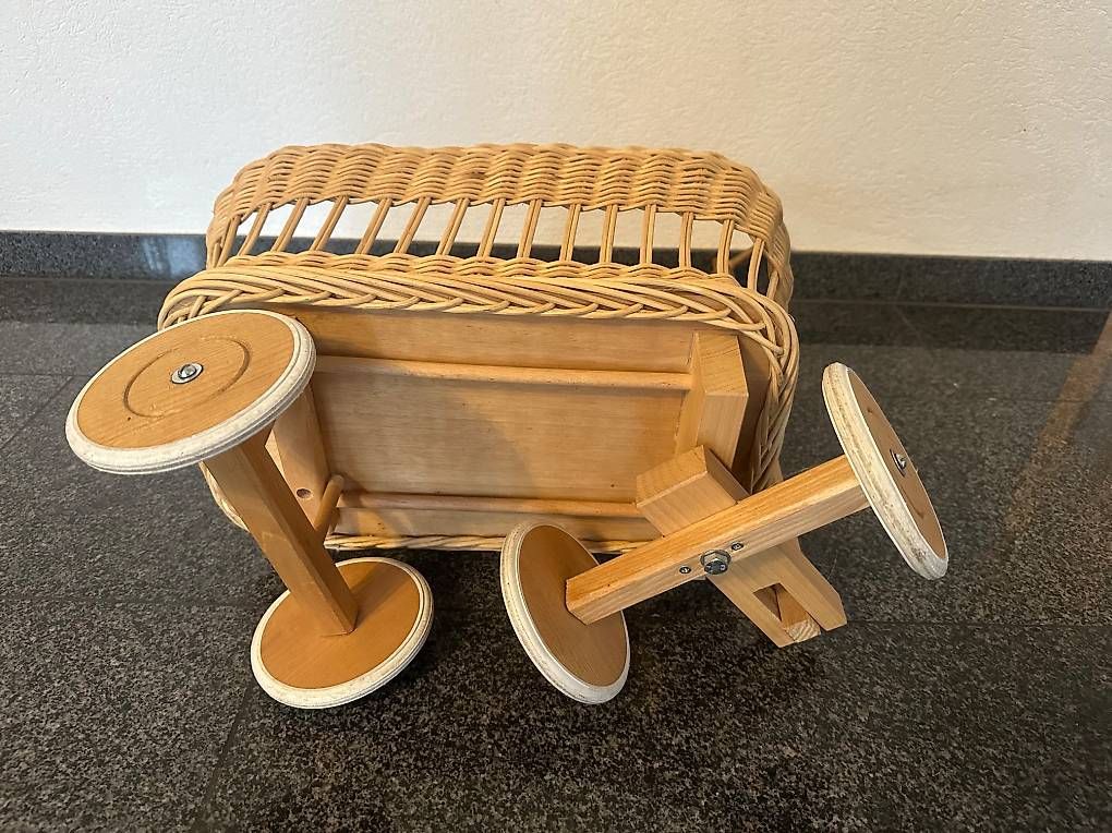Carrozzine per bambole: Holz-Puppenwagen mit Korbgeflecht – Usato da Schänis venduto da patrickangehrn 2