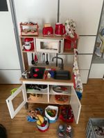 Spielküche aus Holz mit viel Zubehör