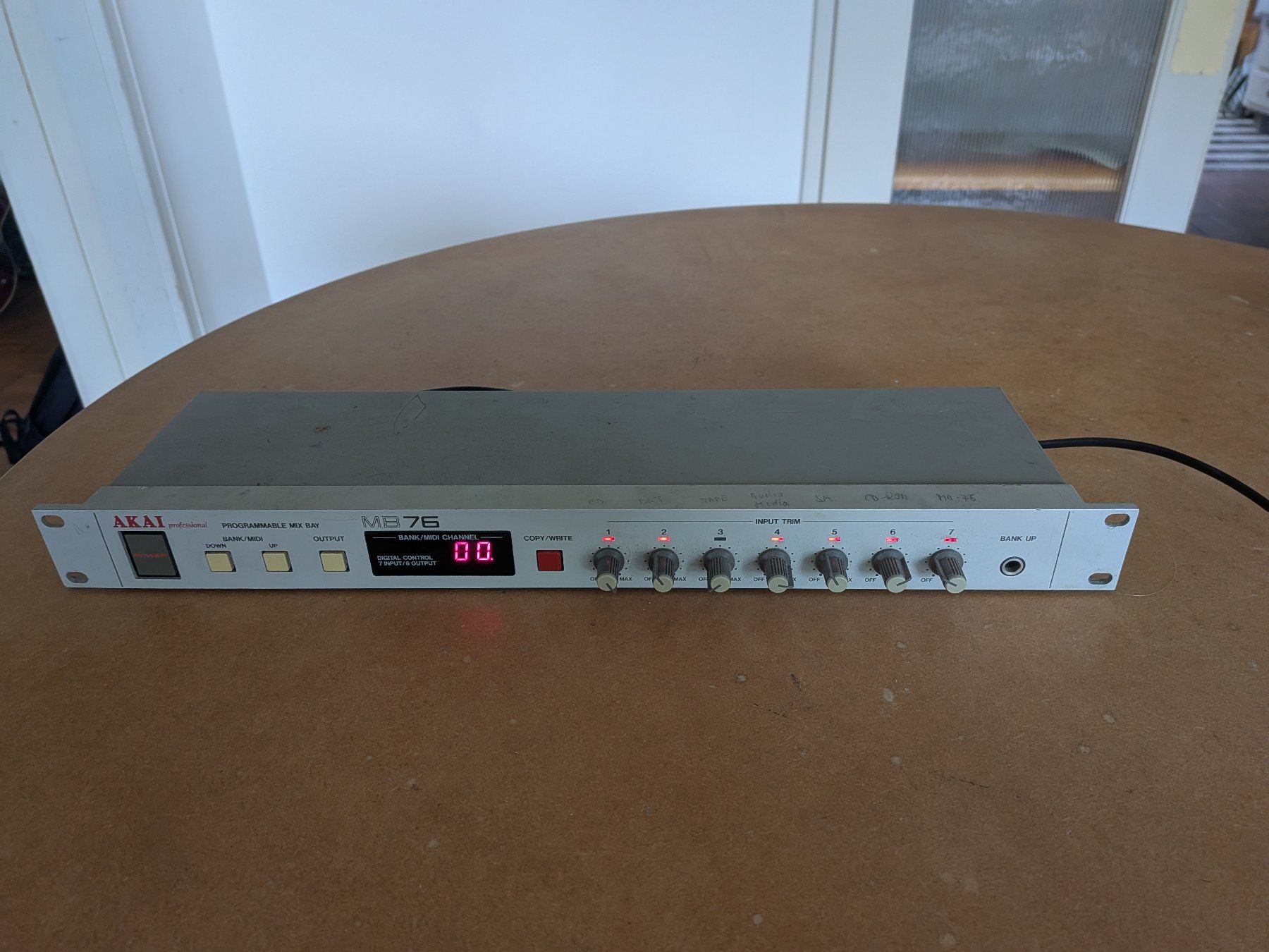 Console di mixaggio: Akai MB 76 - programmierbarer Midi Mixer – Usato da Zürich venduto da atuc