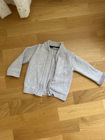 Graue Baby-Strickjacke Größe 70 mit Reißverschluss gut gebra