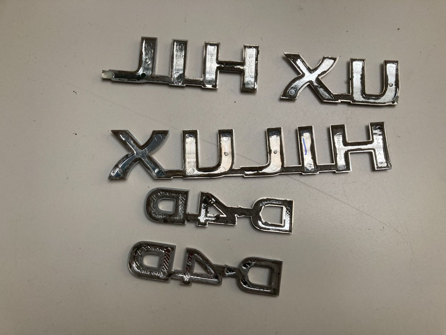 Toyota Tutti i ricambio: Chrom Emblem HILUX D-4D (Pickup) – Usato da Cham venduto da WB2223 2