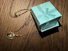 Vergoldete Blumenkette mit Zirkonia Perle