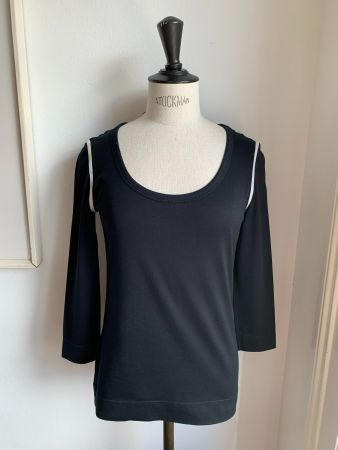 AKRIS punto: Edles schwarzes Top mit weissen Streifen, 36
