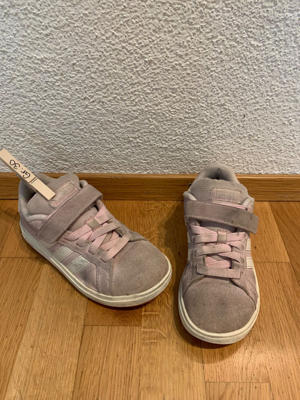 Adidas Schuhe für Jungen: Sneaker Adidas Kinder Mädchen Gr.30 – Gebraucht aus Bülach von engeli92