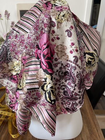 Foulard vintage fleuri, parfait pour la saison!🌹🌸 48