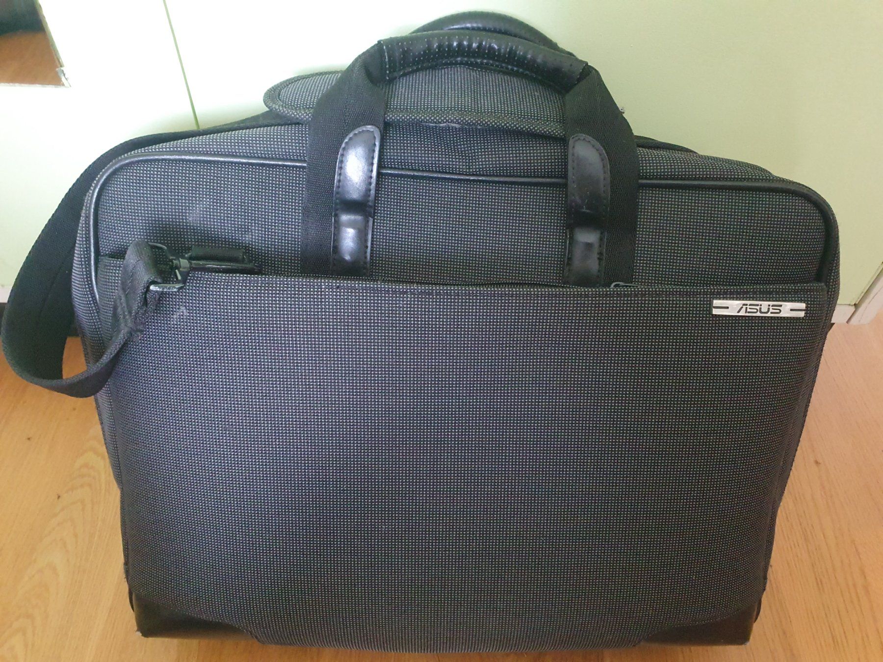 Asus Borse: Laptoptasche ASUS – Usato da Ennetbaden venduto da mlluescher