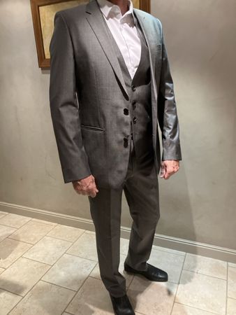 Edler BOSS Anzug, Grösse 42L, Grau - Perfekt für den Winter!