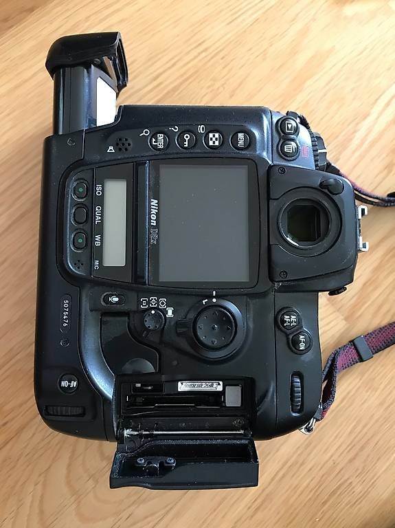 Fotocamera: Nikon D2x DSLR mit Weitwinkel Objektiv und Blitz – Usato da Sargans venduto da TrickyHikr 2