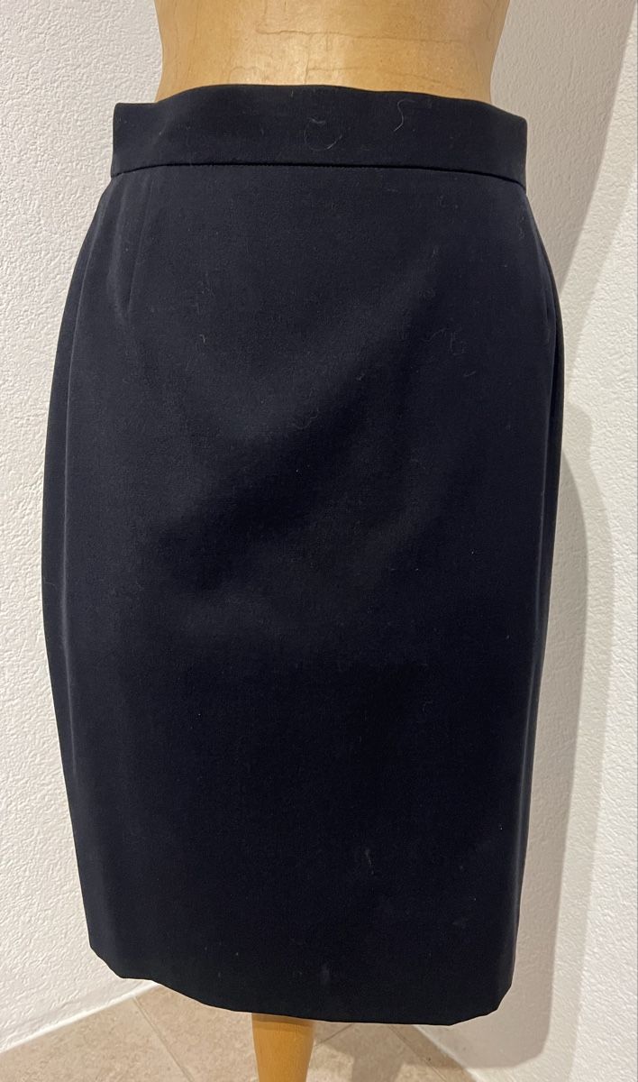 Escada Jupes: Jupe crayon en laine Escada – D'occasion à St-Pierre-Clages par ste_xk6p
