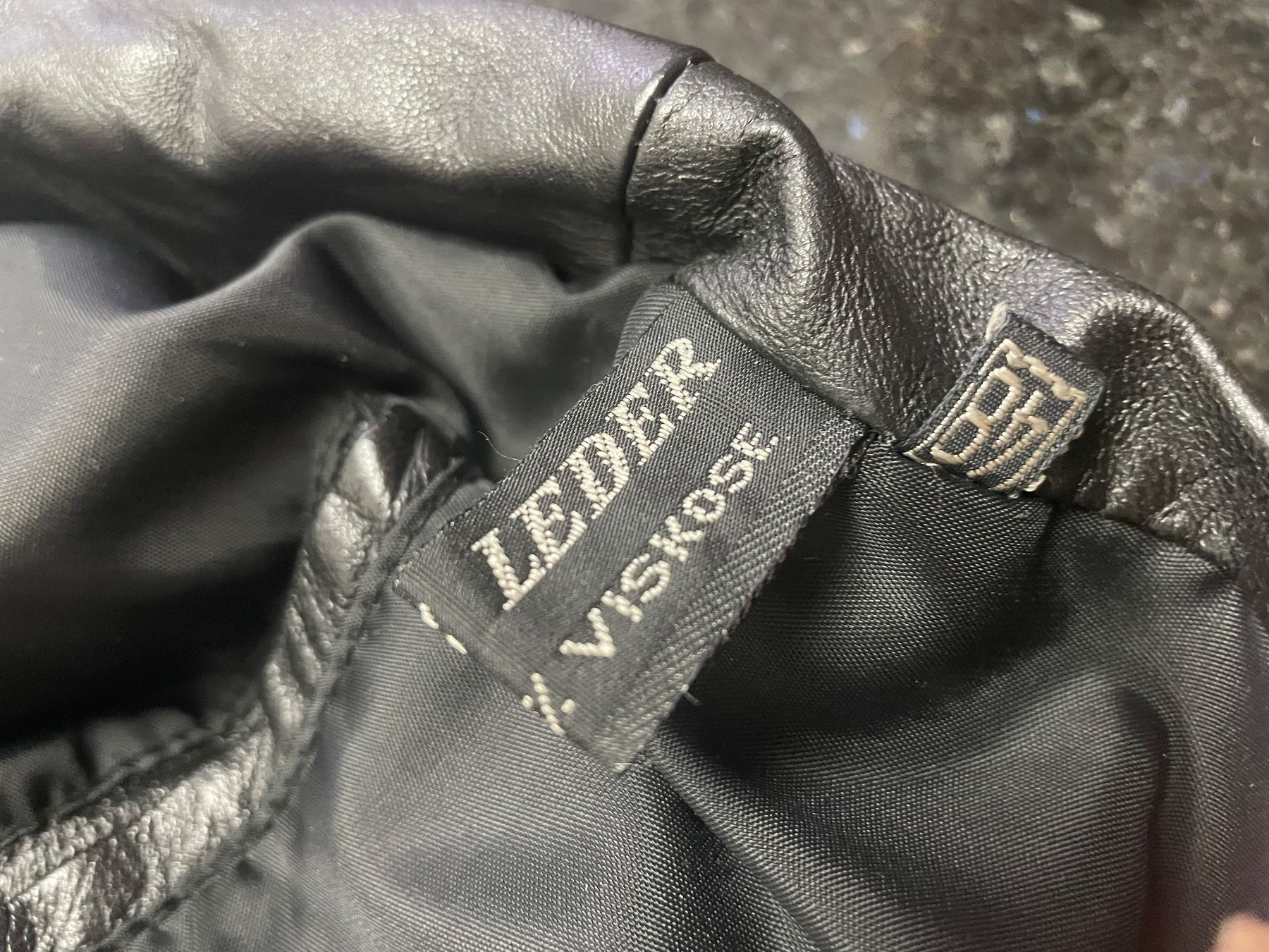 Vestes: Schwarze Lederjacke – D'occasion à Oetwil am See par 12P11P10P 2
