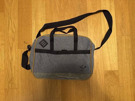 Stylische neuwertige Tasche Adidas Originals 