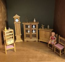 Möbel mit Zubehör fürs Puppenhaus/Puppenstube 
