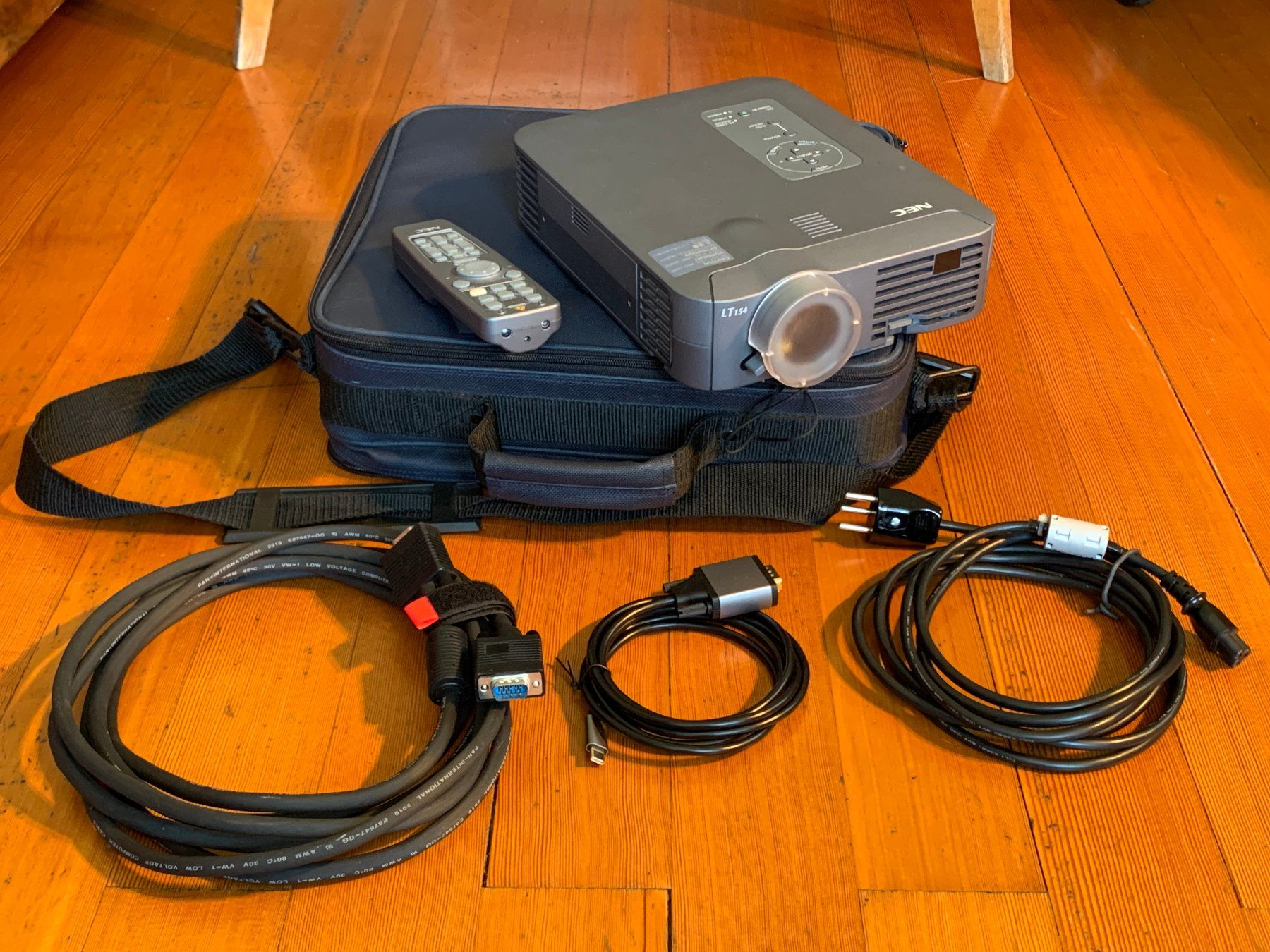 Home Cinema: NEC MultiSync LT154 - XGA video Projector beamer - 1024x768 – Usato da Morges venduto da pa_t