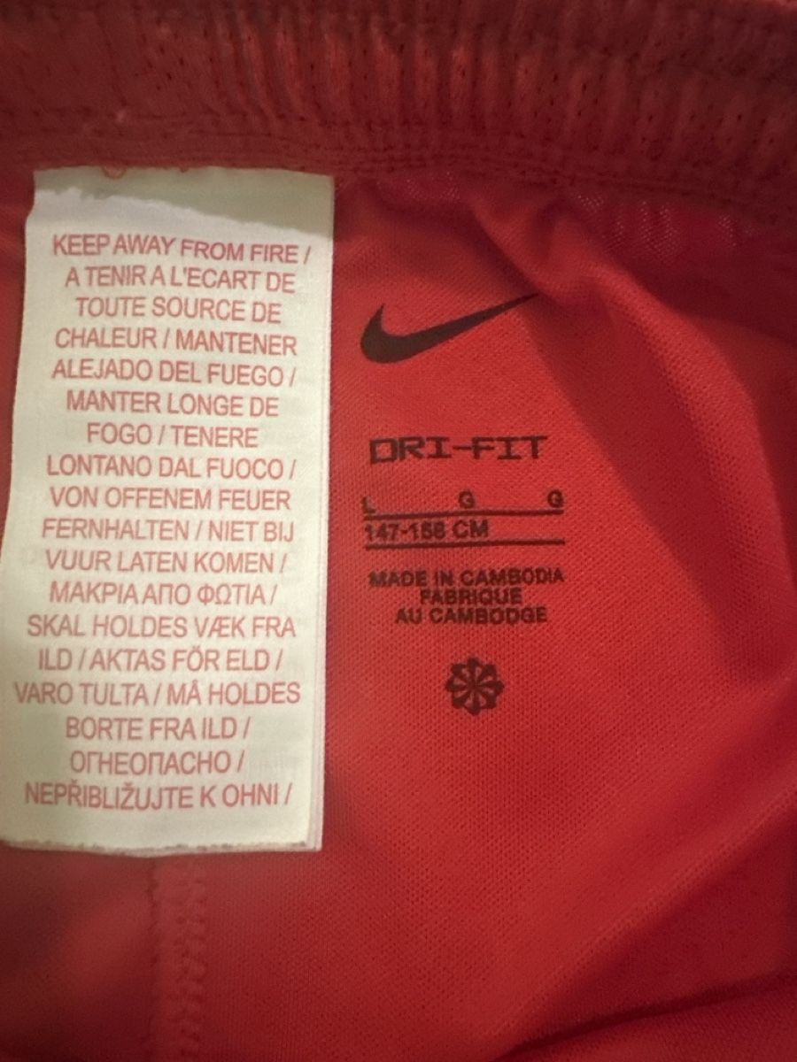 Nike Hosen: Short rouge Nike – Gebraucht aus Founex von reb_fws9 1