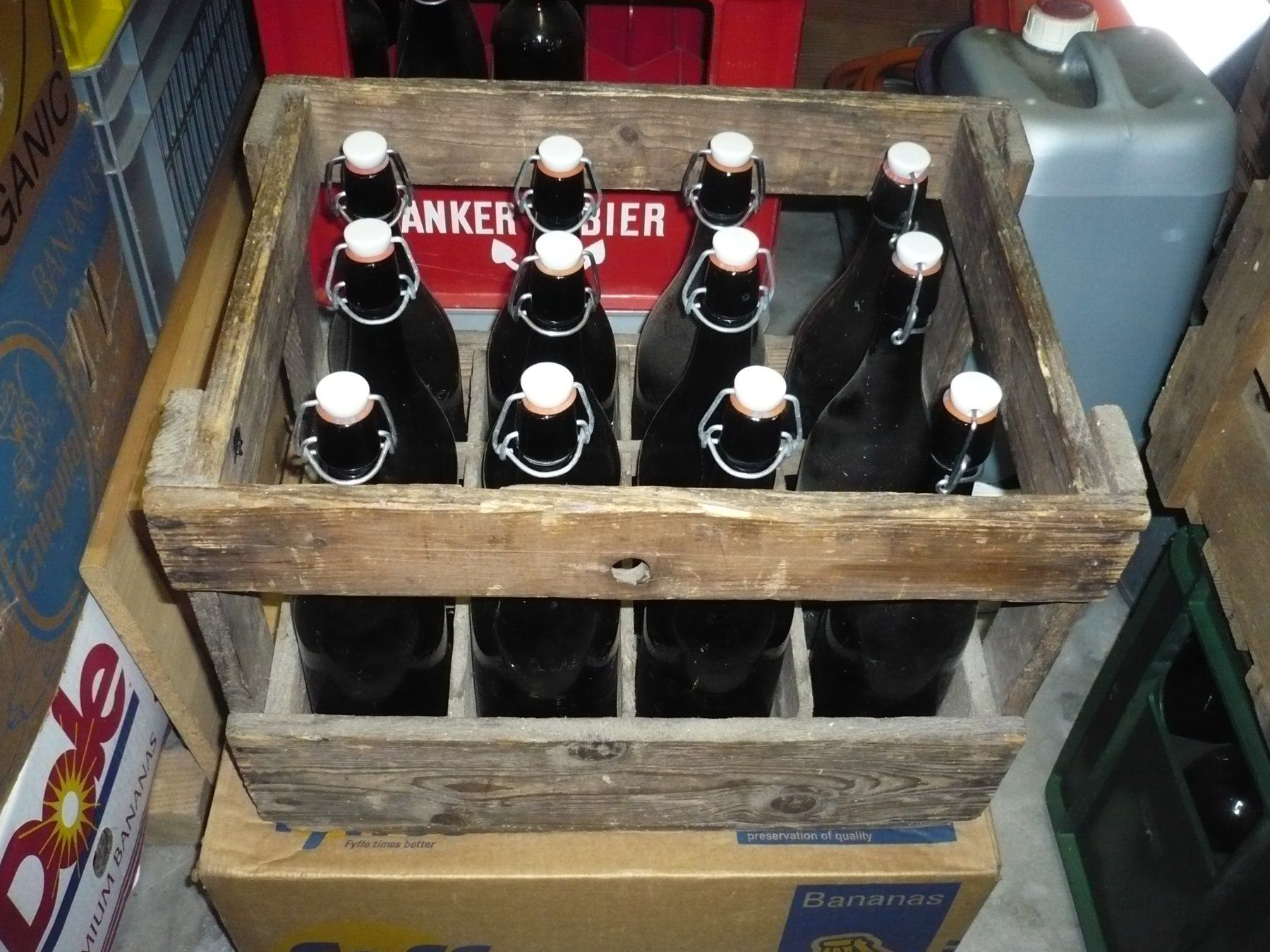 Bicchieri, Caraffe & Bottiglie: Holzkiste mit alten Bierflaschen – Usato da Biberist venduto da Urmel