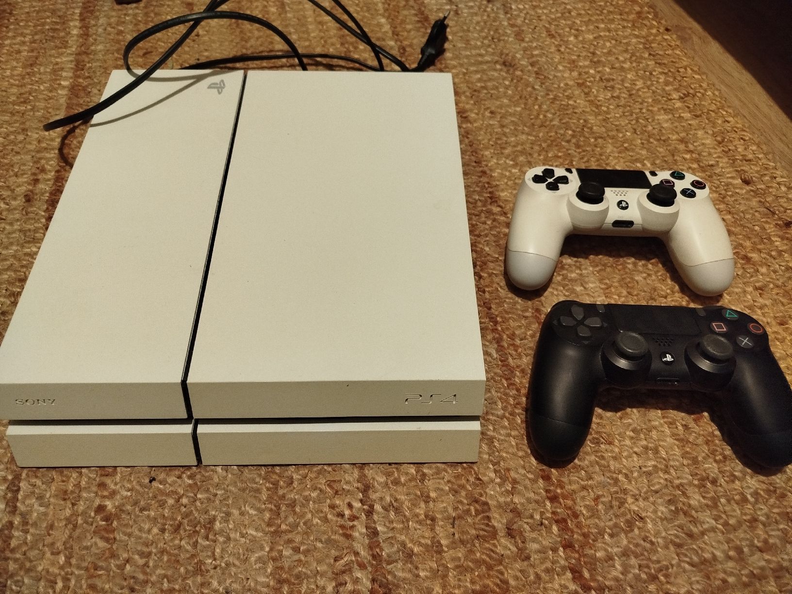 Sony Console: Sony Playstation 4, weiss, mit 2 Controller – Usato da Obfelden venduto da Lrbaumgartner