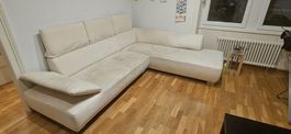 Bequemes Sofa mit verstellbaren Armlehnen