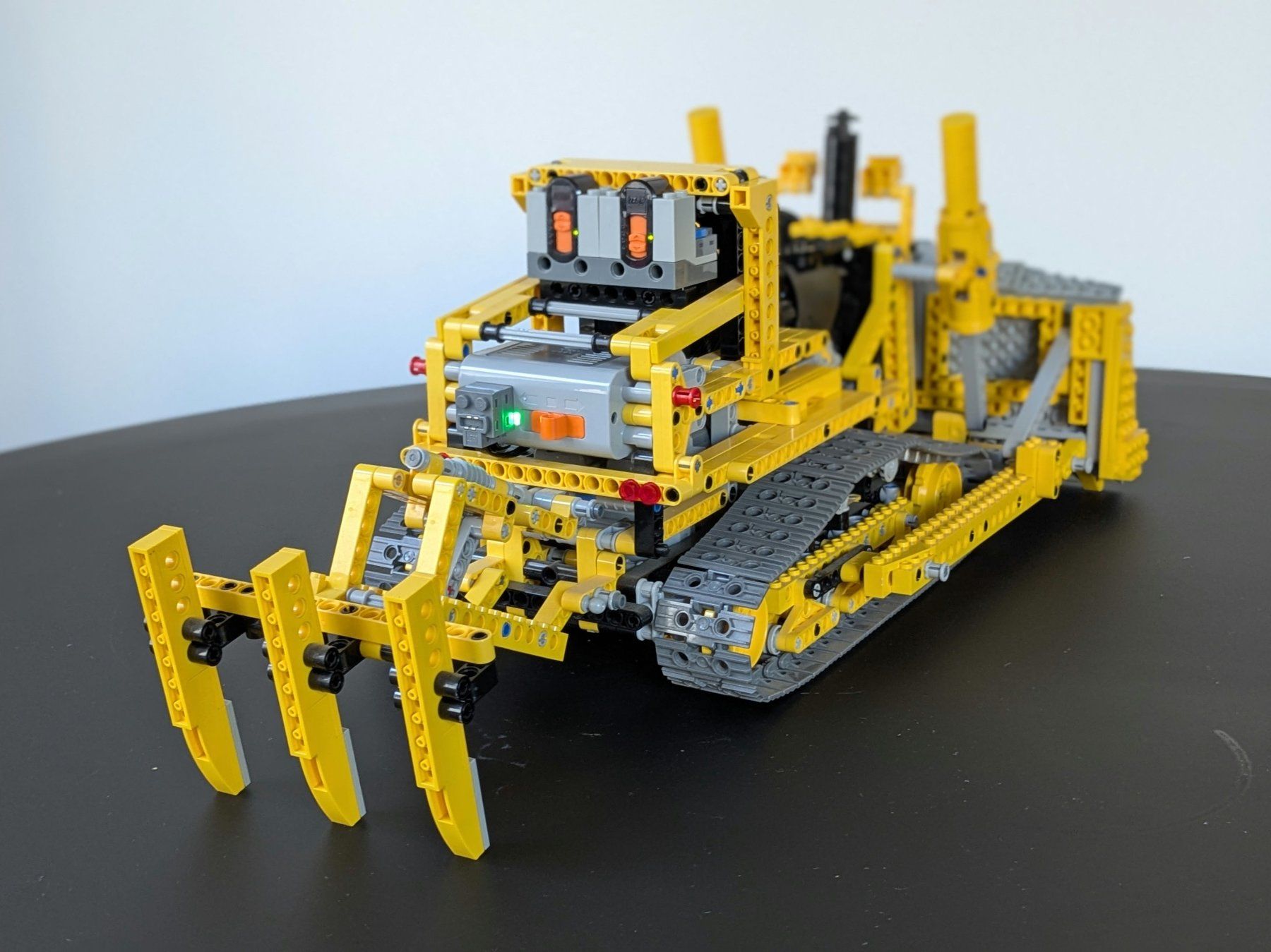 Lego Kit di costruzioni: LEGO TECHNIC 8275 - Motorized Bulldozer (2007) – Usato da lausanne venduto da searno 5