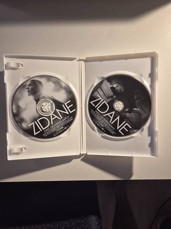 Tutti i DVDs: DVD (FR) Documentaire Zidane 2007 - 2 DVDs – Usato da Echallens venduto da cha_6vnf 2