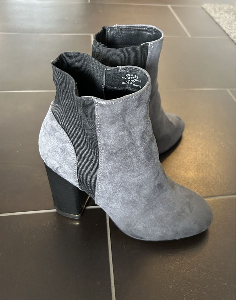Scarpe da donna: Graue Wildleder Stiefeletten mit Absatz Gr. 37 – Nuovo (secondo la descrizione) da Au ZH venduto da ber_2mtp