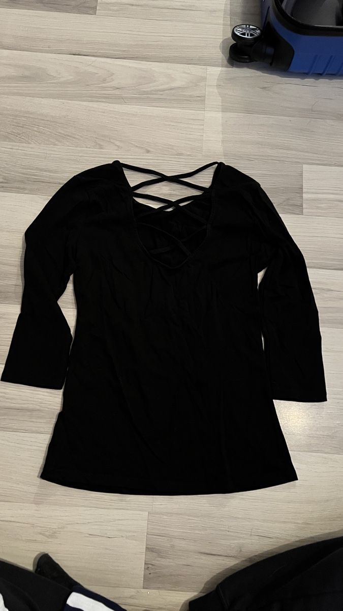 Tops: schwarzes Shirt mit Rückenausschnitt – Gebraucht aus Davos Platz von ang_m2dp 1