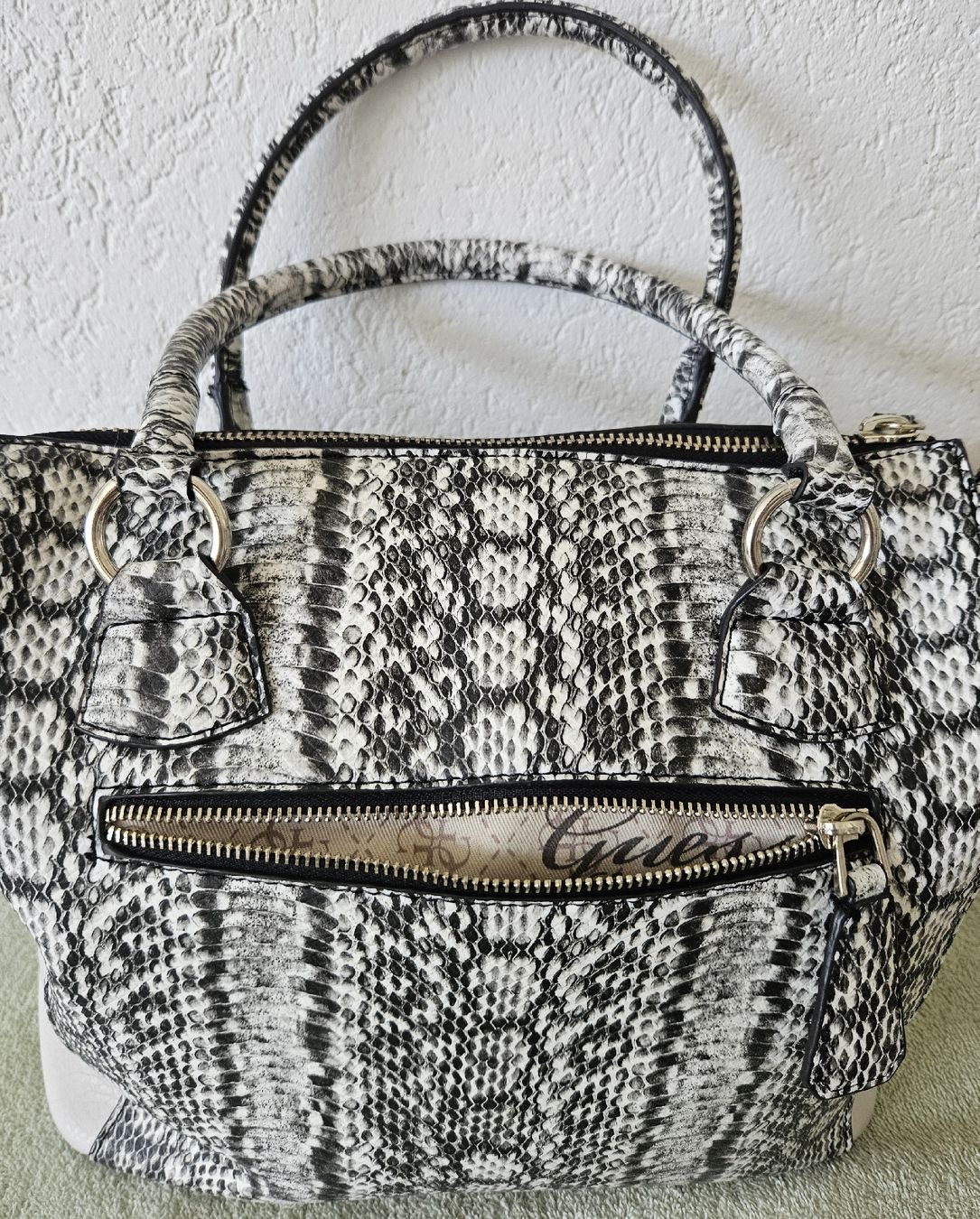 Guess Borse da donna: neue grosse GUESS-Tasche – Nuovo (secondo la descrizione) da Unterkulm venduto da Beljasch 4