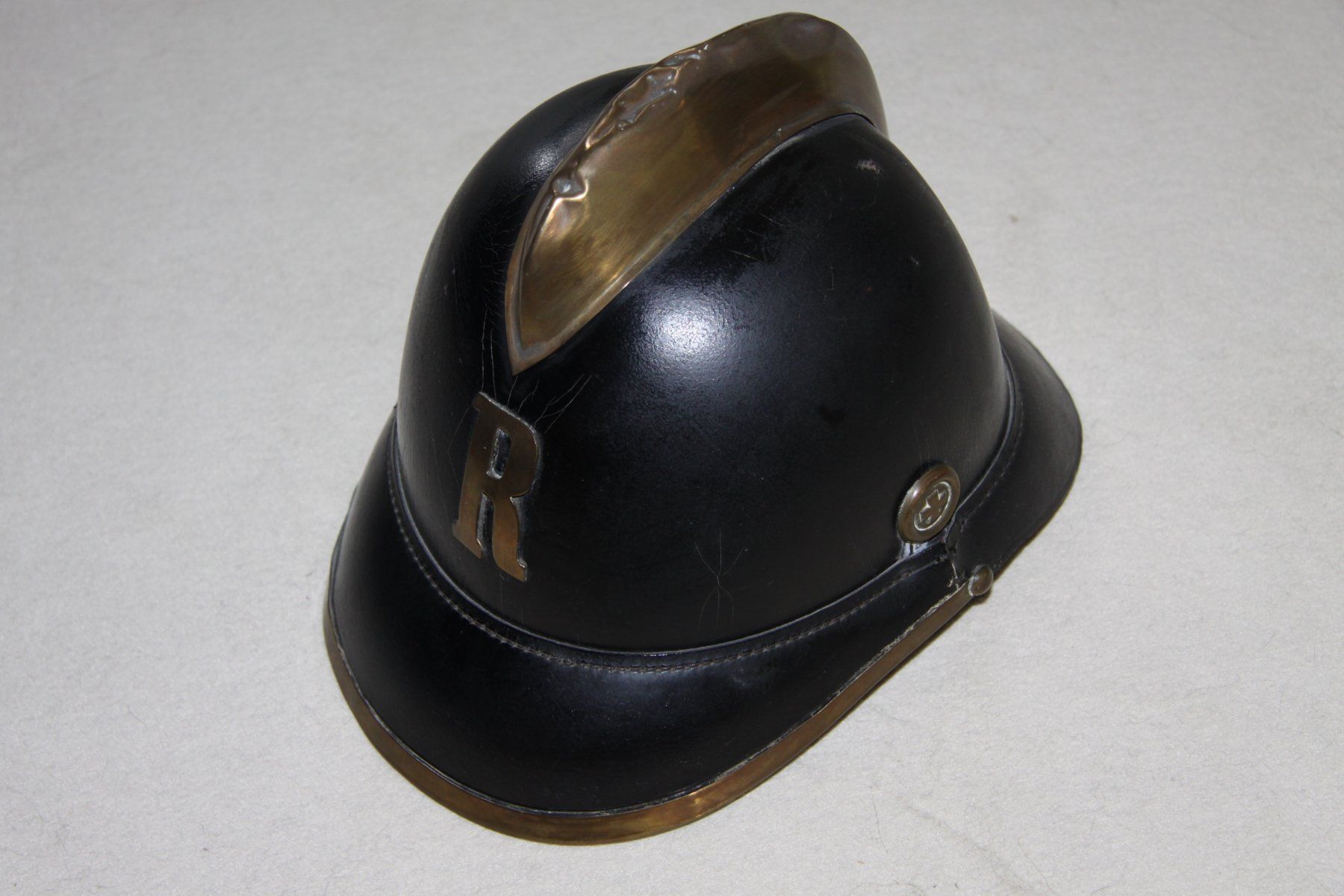 Feuerwehr: Feuerwehrhelm Schweiz, Lederhelm mit R Emblem – Gebraucht aus Baar von ben_vrx8