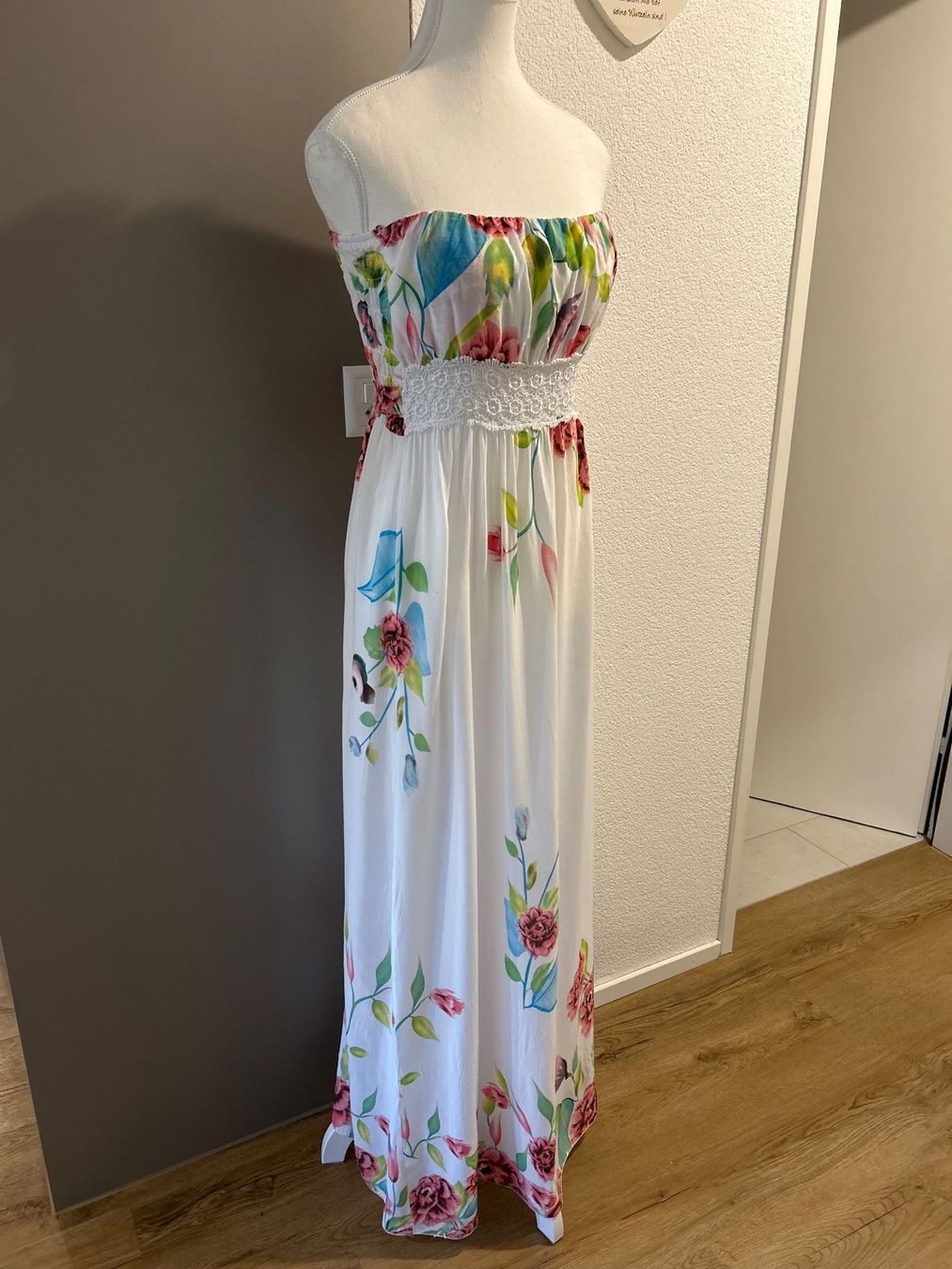 Kleider: Maxikleid weiss mit Blumenmuster Schulterfrei Einheisgrösse – Gebraucht aus Brunnen von Nala2929 1