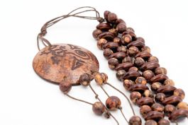 Parure collier et boucles d'oreilles, en tagua
